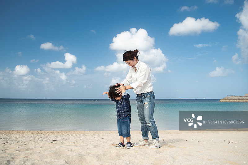 母子在海滩上玩耍图片素材