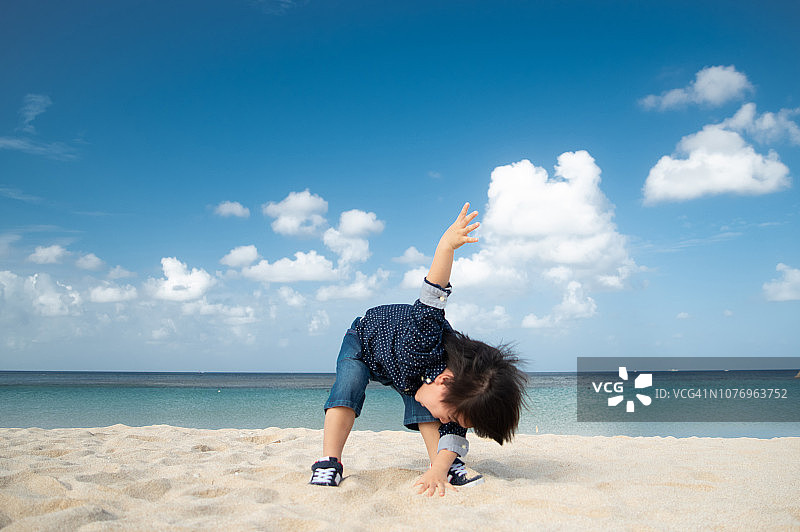 母子在海滩上玩耍图片素材