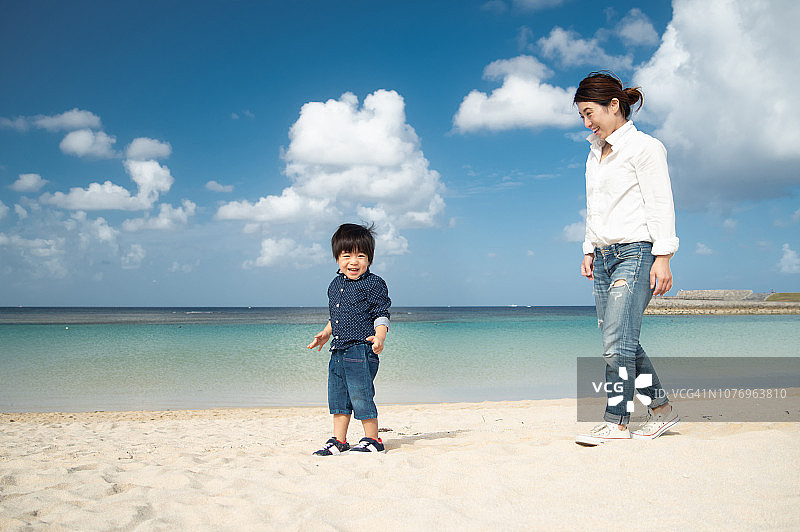 母子在海滩上玩耍图片素材