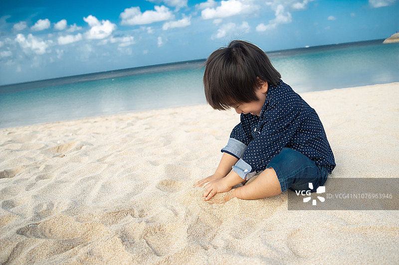 母子在海滩上玩耍图片素材