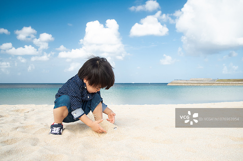 母子在海滩上玩耍图片素材