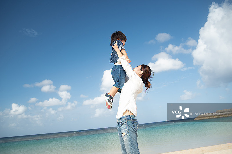 母子在海滩上玩耍图片素材