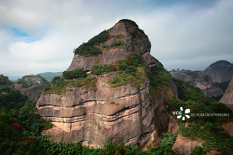 中国桂林八角寨高耸的丹霞地貌图片素材