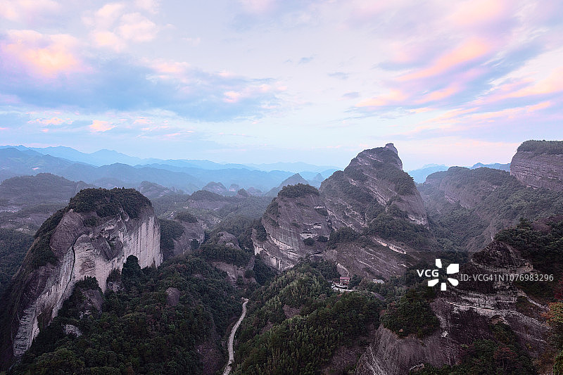 中国桂林八角寨高耸的丹霞岩层图片素材