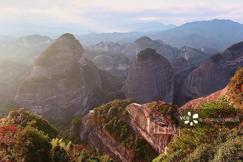 中国桂林金色夕阳下的丹霞地貌图片素材