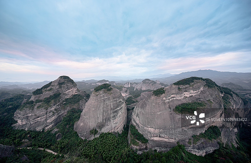 中国桂林八角寨高耸的丹霞岩层图片素材