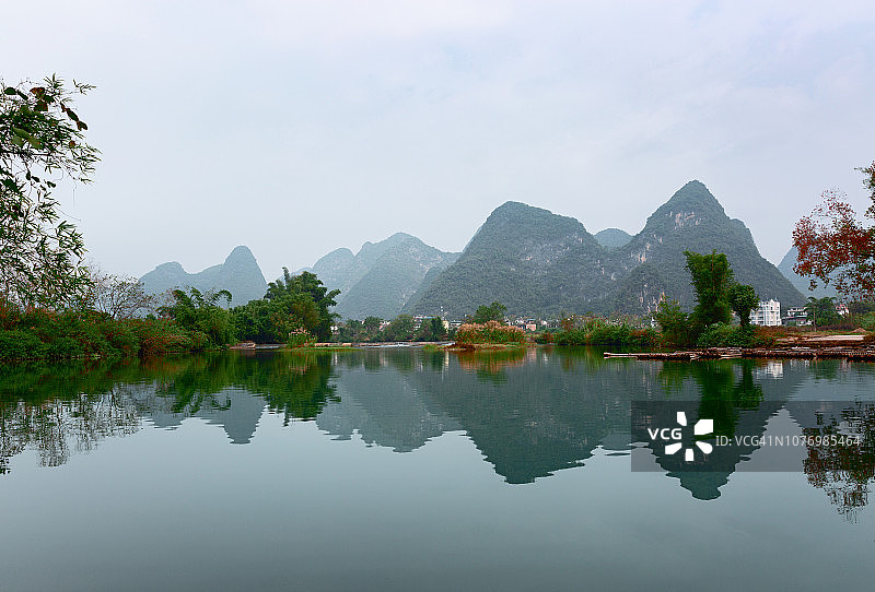 桂林喀斯特山丘在江上的倒影，中国图片素材