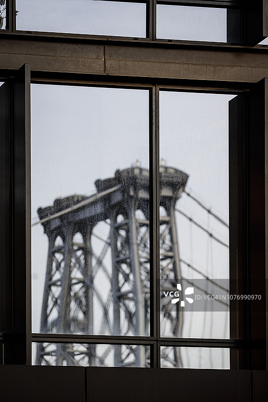 布鲁克林新建筑窗户中威廉斯堡大桥的倒影图片素材