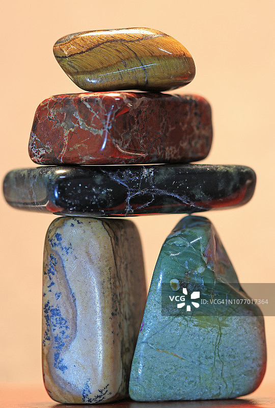 平衡的彩色石头图片素材