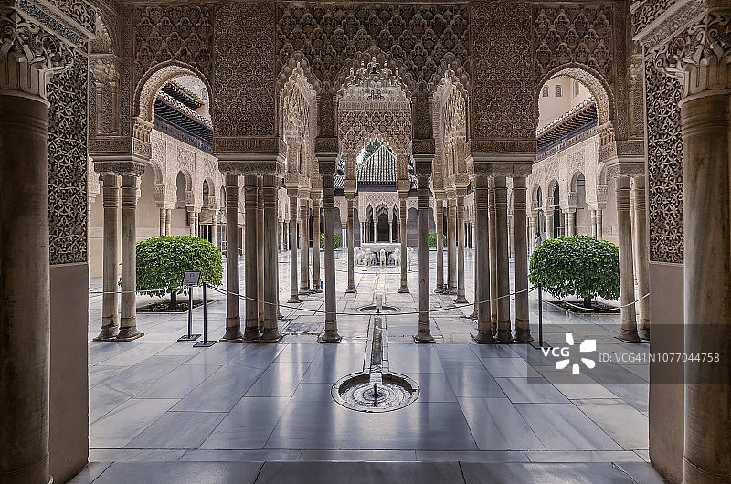 西班牙格拉纳达阿尔罕布拉宫狮子庭院图片素材