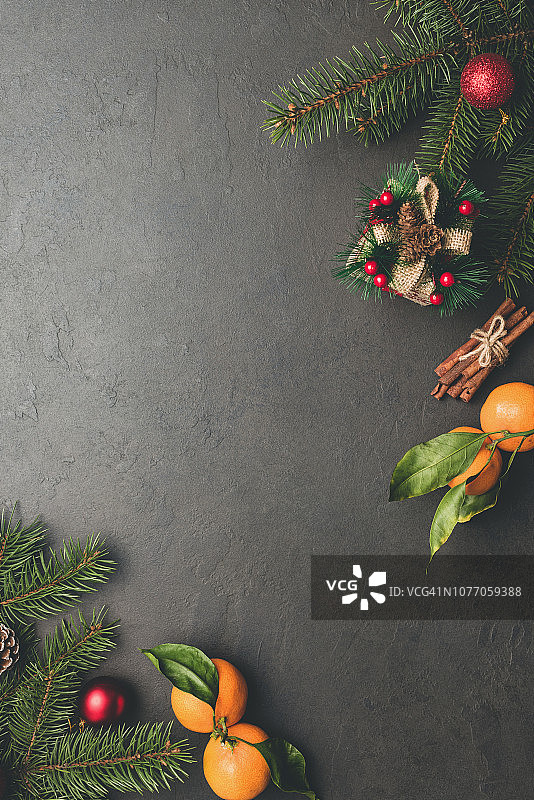 黑色混凝土上的圣诞节冷杉树背景图片素材