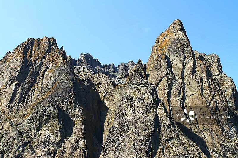 可爱的岩石山崖与明亮蓝天自然风光照片图片素材