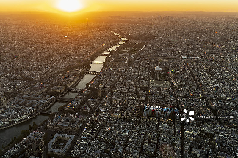 法国巴黎与埃菲尔铁塔的日落航拍图片素材