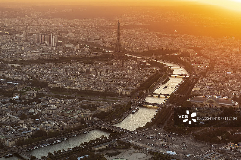 法国巴黎与埃菲尔铁塔的日落航拍图片素材