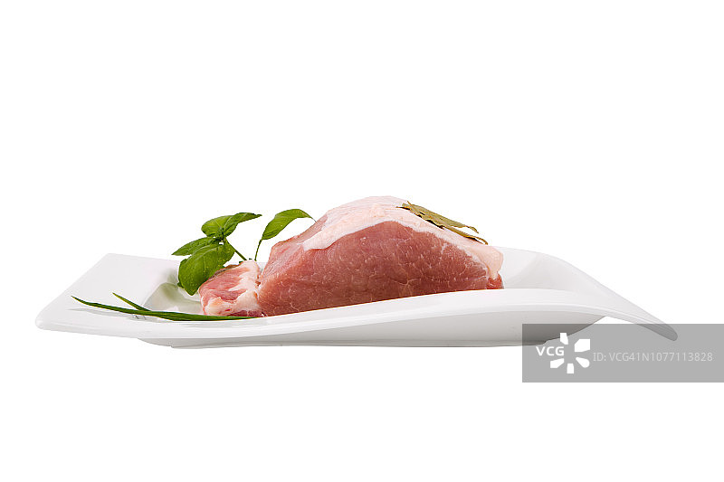 盘子里的生肉，与白色背景隔离图片素材