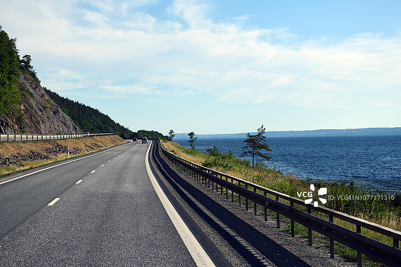 瑞典东约特兰省韦特恩湖公路图片素材