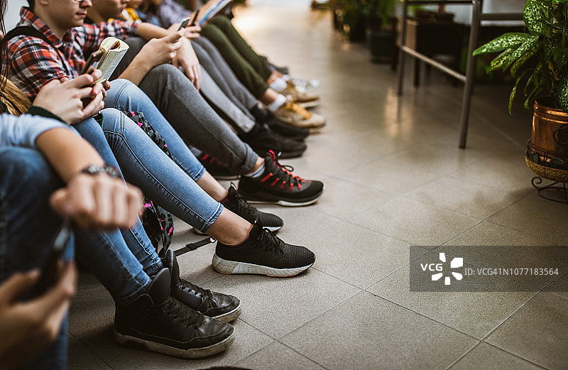 走廊里放松的大学生图片素材