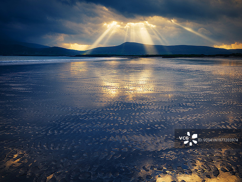爱尔兰海岸日出，斯默威克港的耶稣光图片素材