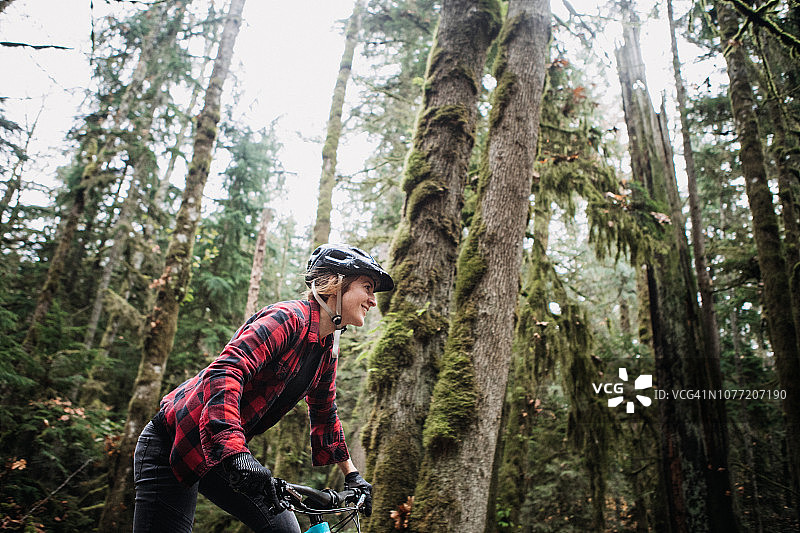 女人森林小径山地骑行图片素材