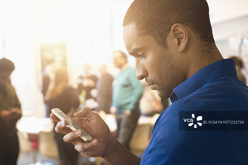 商人在办公室使用智能手机图片素材