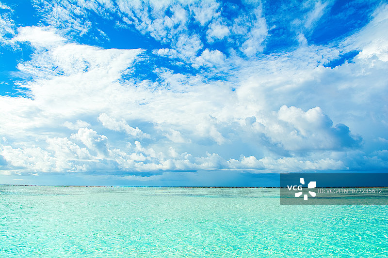 马尔代夫清澈碧绿的印度洋美景图片素材