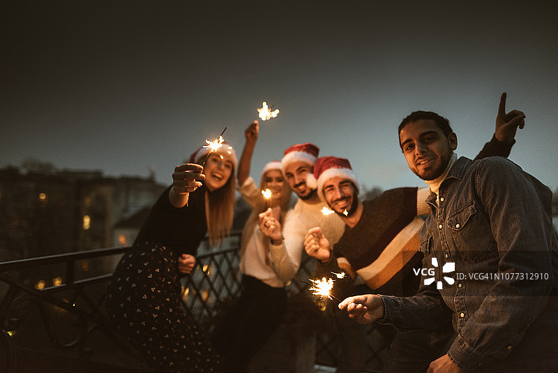 朋友们在屋顶庆祝圣诞节图片素材