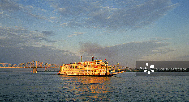 密西西比河上的密西西比女王号明轮船图片素材