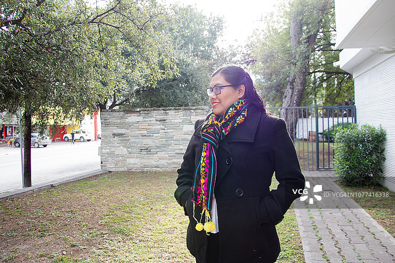 休息中的美丽土著女人图片素材