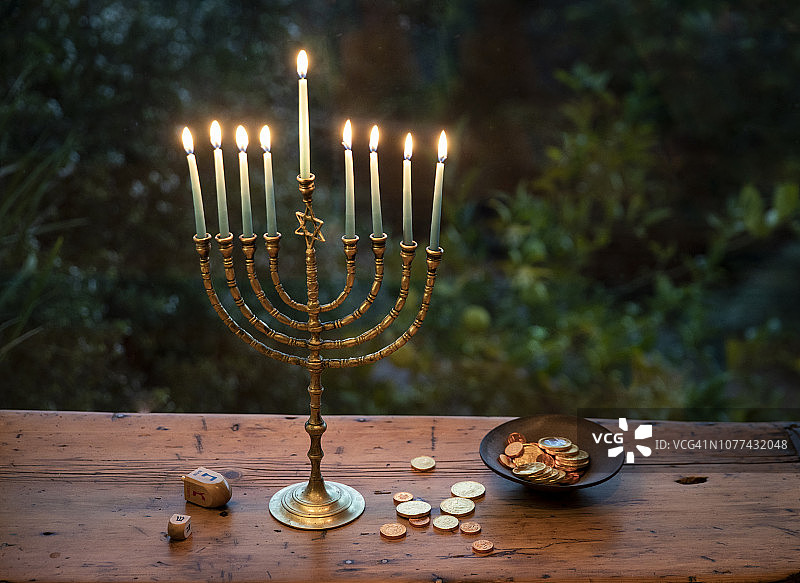 点燃的烛台图片素材