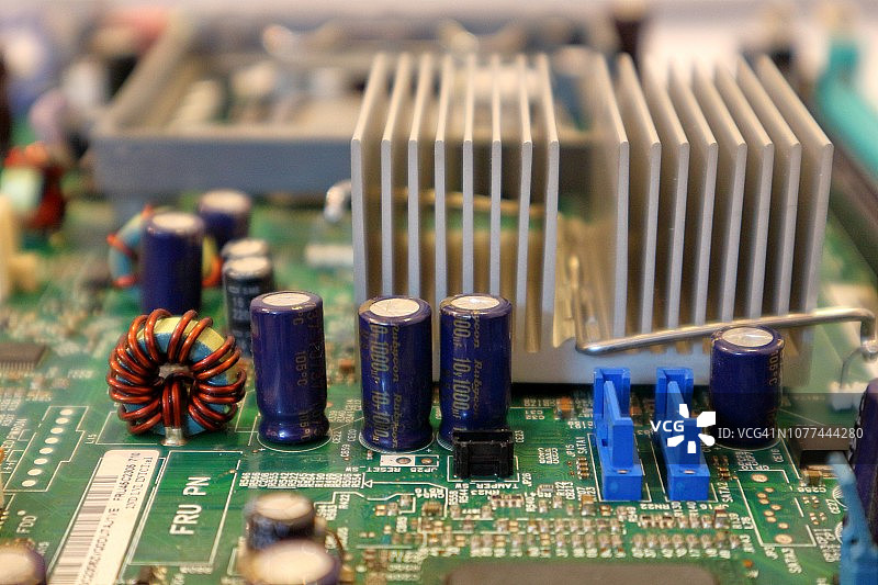 带有电路和芯片的电脑主板图片素材