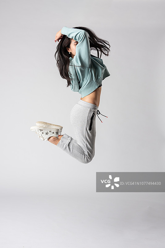 年轻亚洲女孩的影棚肖像照图片素材