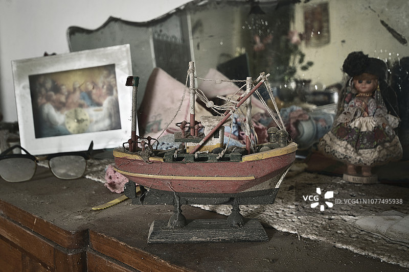 老旧微型船图片素材