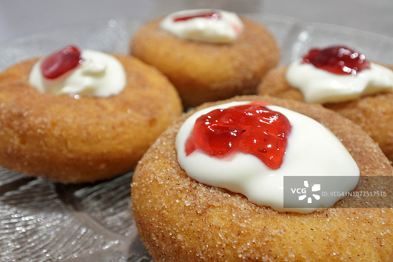 光明节犹太节日吃的Sufganiyah果冻甜甜圈图片素材