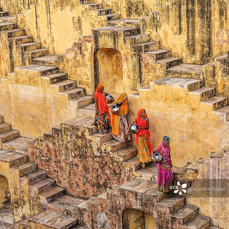 在斋浦尔附近水井取水的印度妇女图片素材