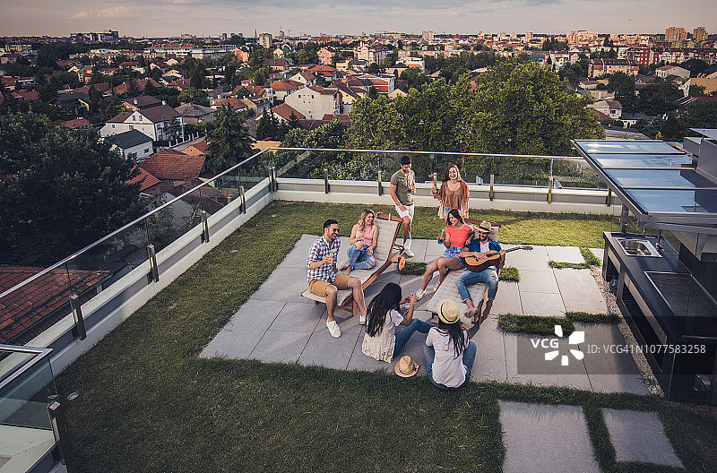 朋友们在顶层露台举行派对的俯视照图片素材