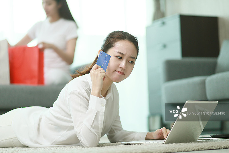 年轻女子使用信用卡在线购物图片素材