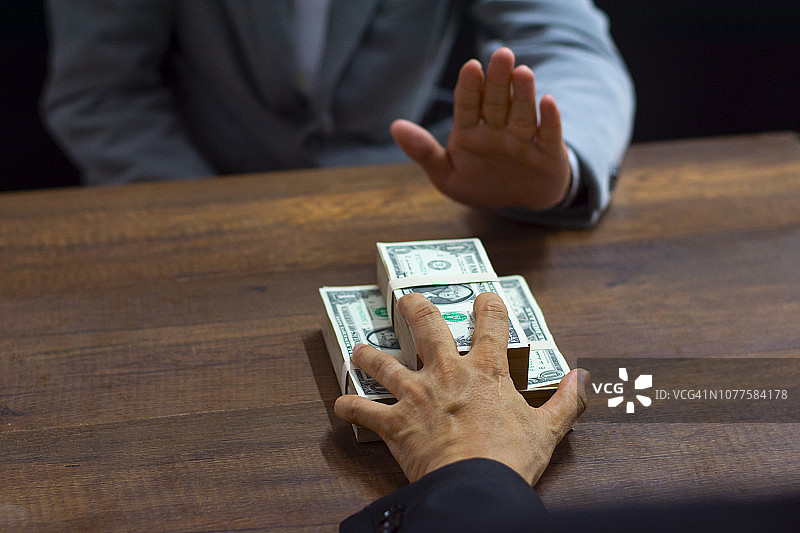 商人拒绝金钱——反贿赂和腐败概念图片素材