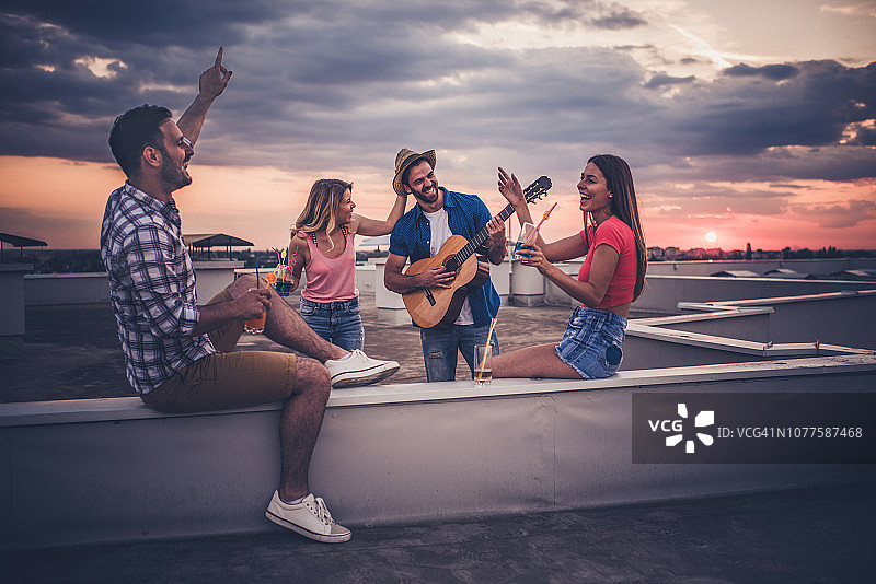 一群快乐的朋友在屋顶派对上玩耍图片素材