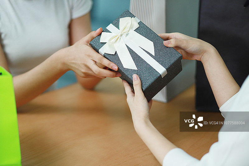 朋友们赠送礼品盒特写图片素材