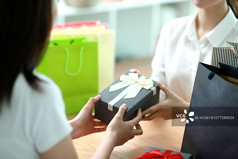 朋友们交换礼物盒图片素材