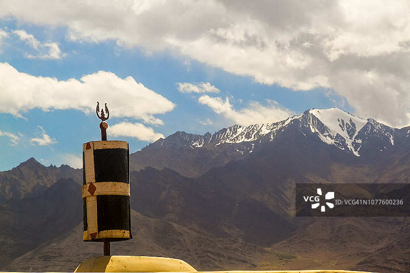 转经筒和喜马拉雅雪峰图片素材