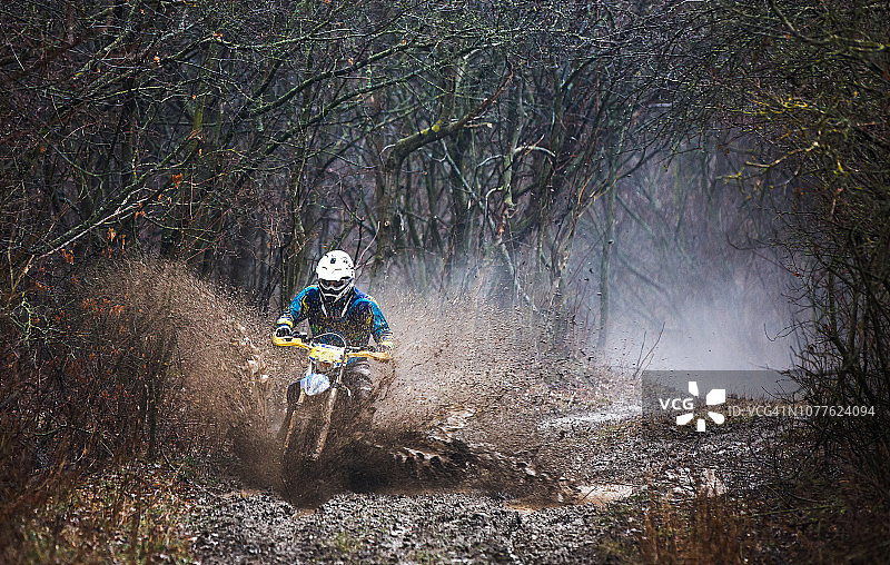 在树林中享受越野摩托车的乐趣图片素材