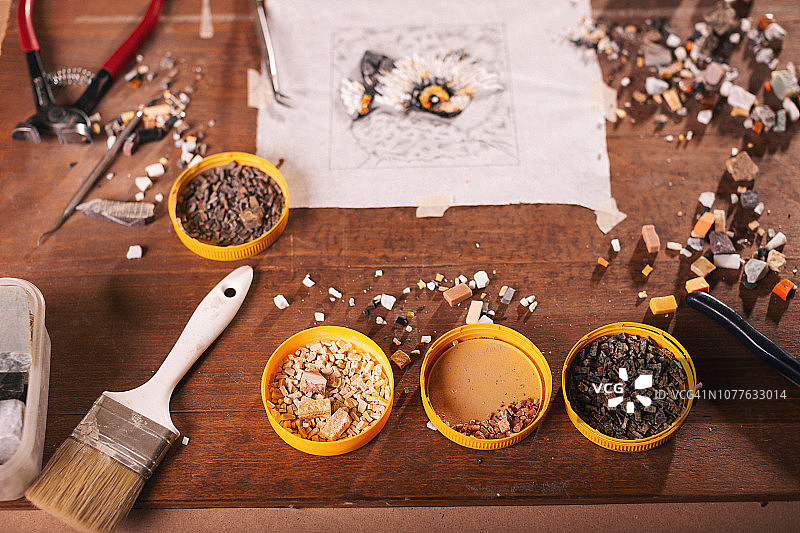 男人制作马赛克的特写图片素材