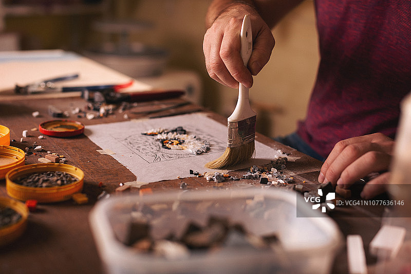 男人制作马赛克的特写图片素材