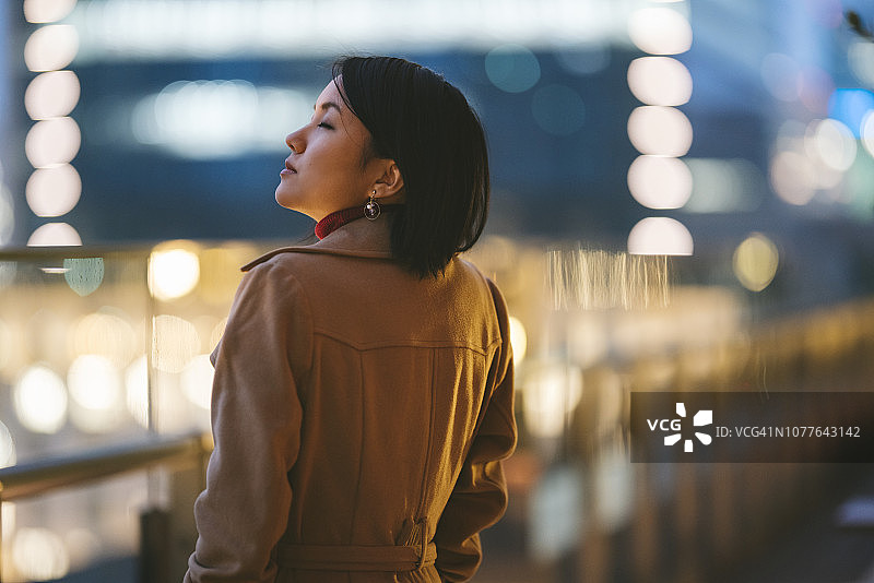年轻女人在夜晚的肖像图片素材