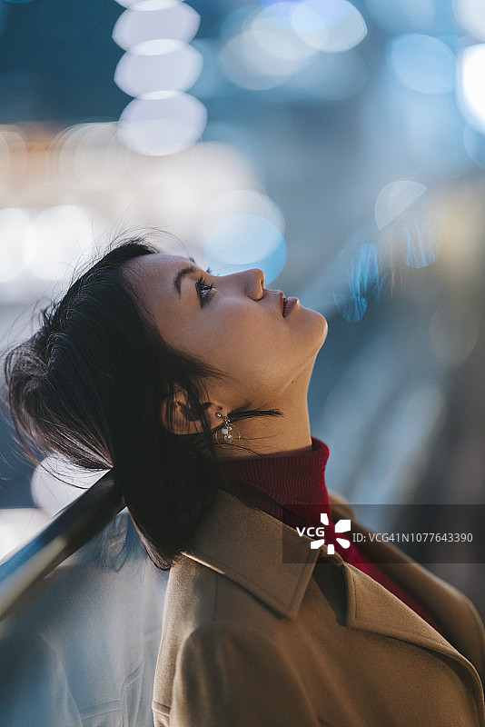 年轻女人在夜晚的肖像图片素材