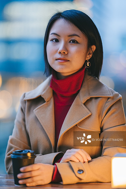 年轻女子在咖啡馆享受热饮图片素材