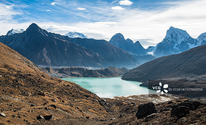 从前往伦觉拉山口的路上眺望喜马拉雅山脉和廓觉湖图片素材