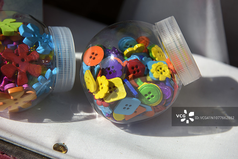 苏格兰安格斯地区阿布罗斯市中心的瓶装彩色纽扣图片素材