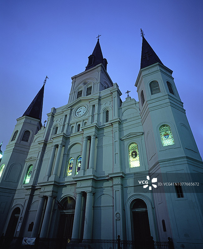 黄昏时分的仰视大教堂图片素材